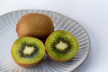 お皿の上のキウイフルーツ