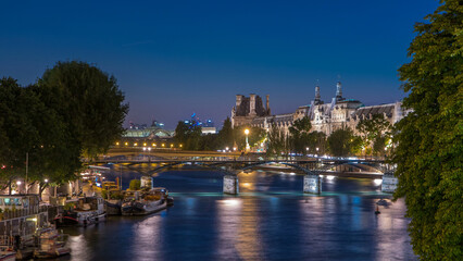 Obraz premium View to Pont des Arts in Paris after sunset day to night timelapse, France