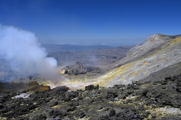 Italie, Sicile, le cratère de l'Erna est le site d'une activité volcanique intense et continue aves des éruptions qui modifient sa structure. © Arthur R.
