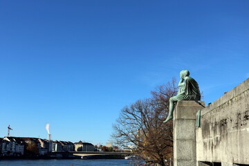 Fototapeta premium Helvetica auf Reisen am Rhein in Bssel