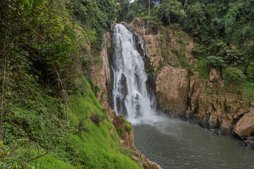 Fototapeta premium powerful 60-metre haew narok waterfall cascading in dense jungle, khao yai national park, thailand