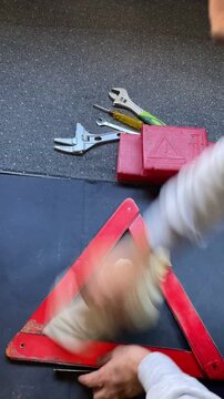 tri&aacute;ngulo de emergencia y aver&iacute;a para accidente coche en proceso paso a paso montaje time lapse