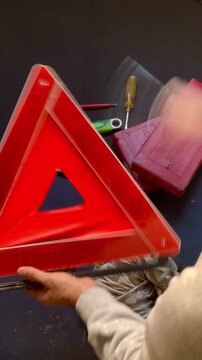 tri&aacute;ngulo de emergencia de coche homologado y montaje time lapse con kit prese&ntilde;alizaci&oacute;n para avisar aver&iacute;a