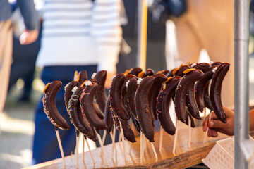 露店の屋台に並ぶチョコバナナ