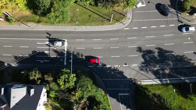 Drohnenaufnahme von oben: Kreuzung in Zeitraffer