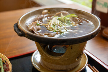陶器製の一人用いろり鍋で煮込まれる和風鍋料理