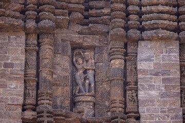 Obraz premium Architectural exterior view of ancient konark sun temple building built in 13th century by King Narasimhadeva in the state of odisha in india is an UNESCO world heritage site. Kamasutra poses carving.