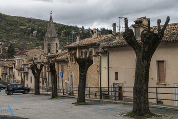 Allee mit Kirchturm in Scanno, Abruzzen