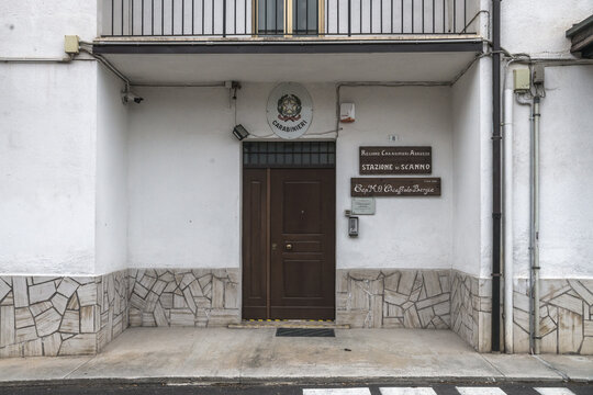 Eingang einer Polizeistation (Carabinieri) in Scanno, Abruzzen