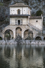 Kirche am Ufer des Lago di Scanno