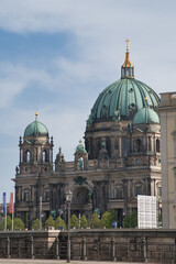 Fototapeta premium Berlin Cathedral on Museum Island Germany - Scenic view of the majestic Berlin Cathedral (Berliner Dom) with its iconic green dome, located on Museum Island in the heart of Berlin, Germany.