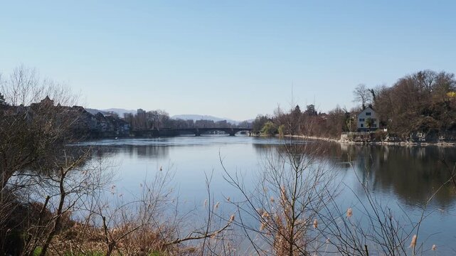 Das ruhige Wasser unterhalb der alten Br&uuml;cke &uuml;ber den Rhein zwischen dem Adelberg am deutschen Ufer und der mittelalterlichen Altstadt von Rheinfelden in der Schweiz
