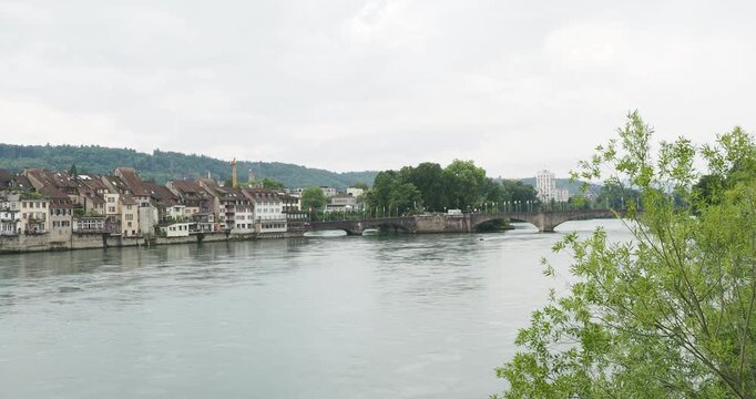 Der Rhein, gesehen von Rathenau Aussichtsplattform am deutschen Ufer gegen&uuml;ber von Rheinfelden in der Schweiz. Flussabw&auml;rts von der Alten Br&uuml;cke h&ouml;chsten Punkt des schiffbaren Rheins
