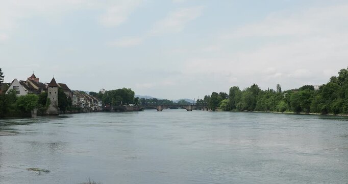 Der Rhein flussabw&auml;rts von der alten Br&uuml;cke zwischen Rheinfelden (Aargau) in der Schweiz und der deutschen Grenze bei Rheinfelden (Baden).
