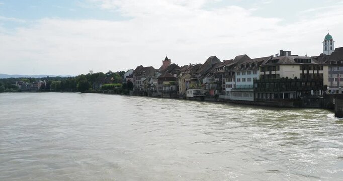 Rheinfelden (Aargau), eine mittelalterliche Touristenstadt am Ostufer des schnell flie&szlig;enden Rheins, gesehen von der alten Rheinbr&uuml;cke