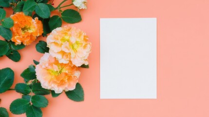 Obraz premium 花と白い紙が置かれたオレンジの背景