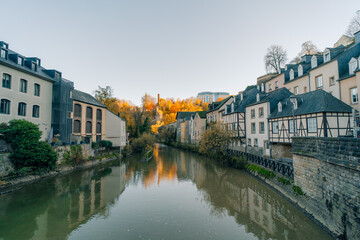 Obraz premium View of the old town of Luxembourg from the Grund district of the Luxembourg city of Luxembourg - 1 oct 2025