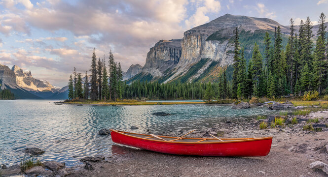 Canoe at Spirit Island on Maligne Lake in the Jasper National Park