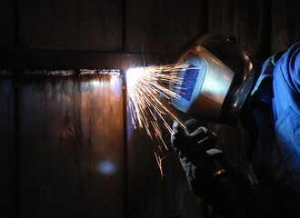 Eisengie&szlig;erei Torgelow, Elektroschwei&szlig;er bei derr Arbeit