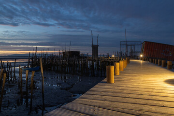 Obraz premium Carrasqueira palafitic port during low tide sunset