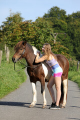 Attraktive junge Frau mit Ihrem Pferd