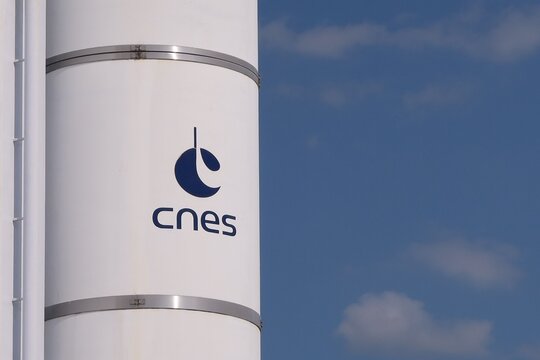Logo de l&rsquo;agence fran&ccedil;aise CNES (Centre National d&rsquo;&Eacute;tudes Spatiales) sur la fus&eacute;e Ariane 5 expos&eacute;e au mus&eacute;e de l'Air et de l&rsquo;Espace de l'a&eacute;roport du Bourget, pr&egrave;s de Paris &ndash; juin 2025 (France)