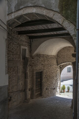 Historischer Torbogen in Introdacqua, Abruzzen
