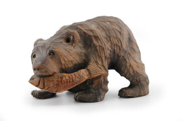 北海道のお土産　鮭を食べる木彫りのクマ