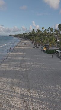 Vista a&eacute;rea de playa de arena blanca y aguas turquesas en Punta Cana, Rep&uacute;blica Dominicana.