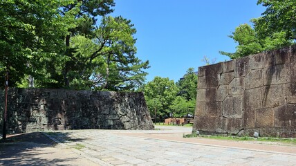 青空と新緑に映える和歌山城の石垣