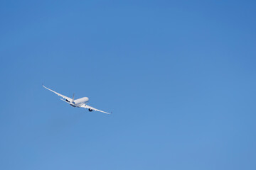 青空を背景に空に舞い上がる飛行機