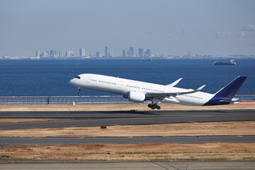 羽田空港、空に舞い上がる旅客機