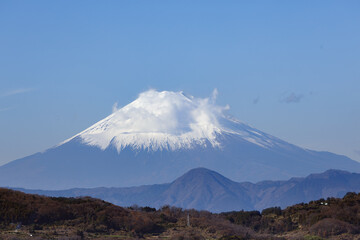 吾妻山公園から見た冠雪の富士山