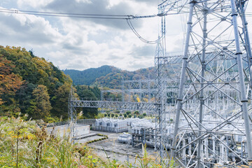 山奥に建つ巨大な変電所