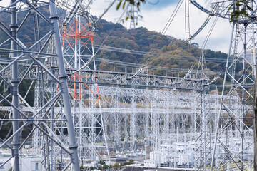 山奥に建つ巨大な変電所