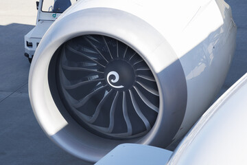 旅客機の巨大なジェットエンジン