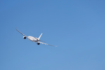 青空を背景に空に舞い上がる飛行機