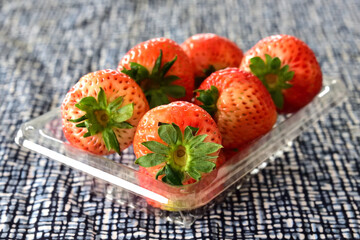 お皿のイチゴ