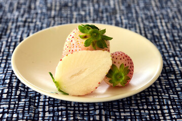 お皿のイチゴ