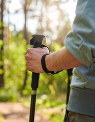 トレッキングポールを握り、春の森を歩く手元だけを切り取ったハイキングシーン。
顔を写さない構成により、年齢や性別を限定しない汎用的な表現。
柔らかな朝の自然光と新緑のボケが、爽やかで前向きな印象を演出。
アウトドア、健康促進、春の広告やウェルネス用途に最適な素材です。