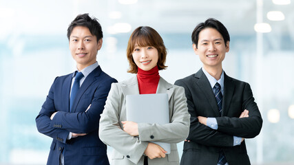 ビジネスマン男女3人のチームワークイメージ