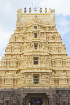 India, Karnataka, Mysuru, Beautiful View Gopuram and Main Entrance of Sri Ranganathaswamy Temple, Dedicated To Lord Vishnu, Originally Built in 9th Century in Ganga Dynasty, Srirangapatna.