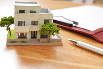 不動産物件の比較と書類作成のイメージ