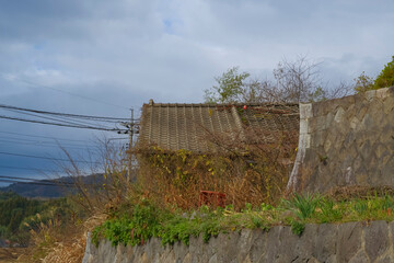 老朽化が進んだ限界集落の廃屋