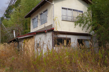 An abandoned house in a dilapidated marginal village
