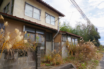 老朽化が進んだ限界集落の廃屋