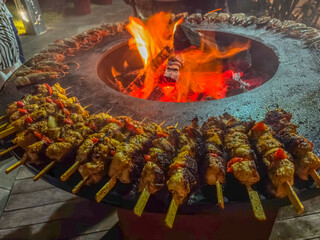 Brochettes de viande sur brasero 