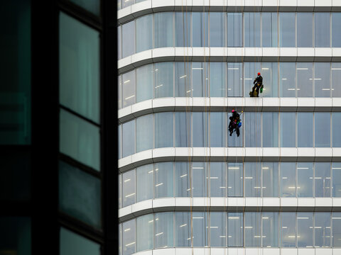 Nettoyeur de vitre sur gratte-ciel