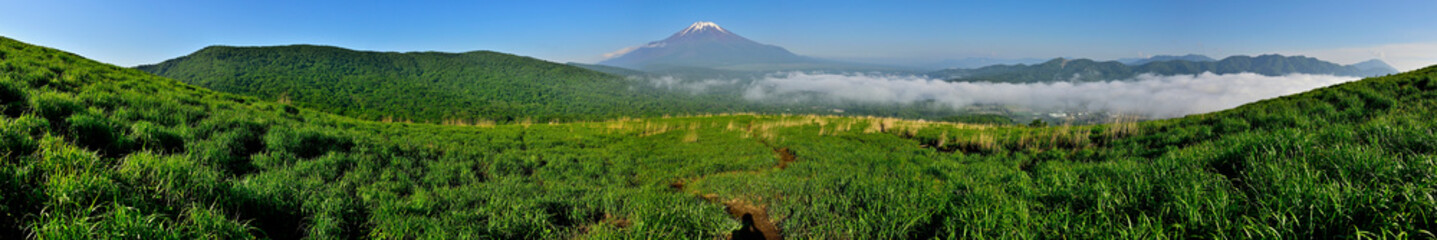 Fototapeta premium 丹沢の鉄砲木ノ頭（明神山）より 三国山稜と富士山と道志山塊のパノラマ 