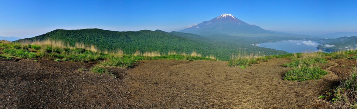 丹沢の鉄砲木ノ頭（明神山）山頂より望む三国山稜と富士山と山中湖　パノラマ
